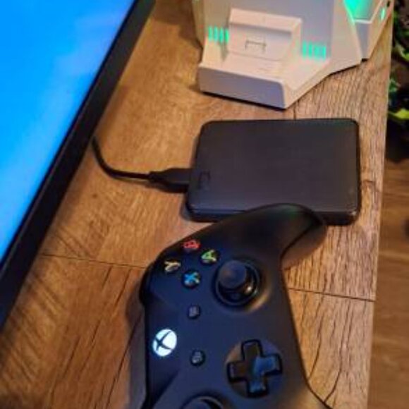 Xbox Series S, Charging/Cooling Station, Controller, 1.8TB USB Drive - Picture 5 of 7